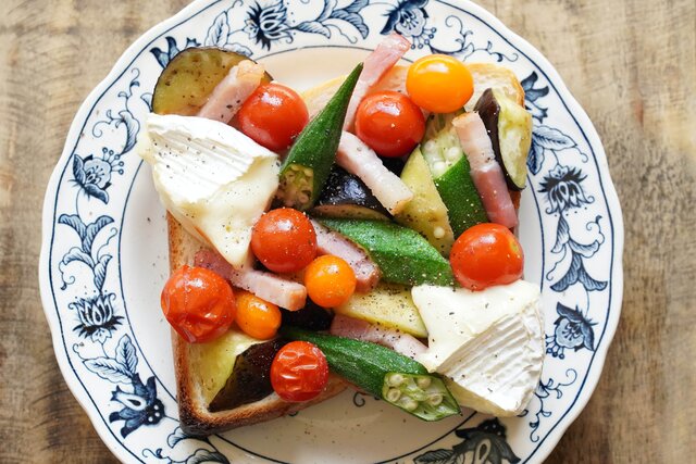 愛用のアラジントースターで夏野菜とカマンベールチーズトースト