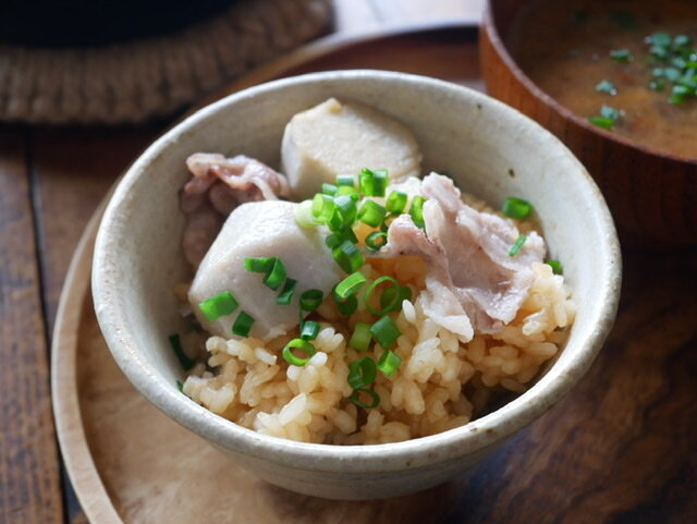 嬉しい栄養素がいっぱい!旬の里芋と豚バラの炊き込みご飯