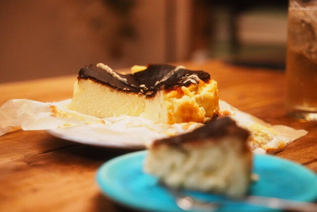グラファイトオーブンレンジで作る、しっとり濃厚簡単バスクチーズケーキ