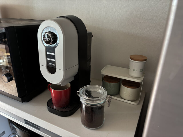 朝のキッチンに広がるコーヒーの香り