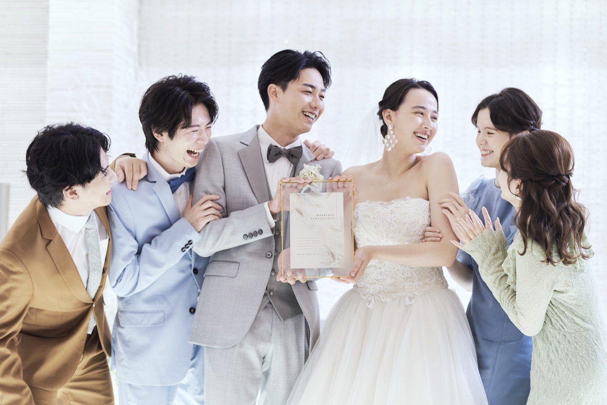 新郎新婦とゲスト・結婚証明書
