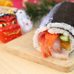 2022年の恵方巻のトレンドは「はみ出し」と「贅沢」？テンション上がるおすすめ8選をご紹介