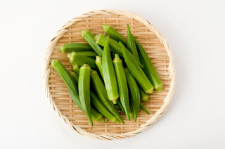 オクラ│生食も可能！栄養や下ごしらえのコツを紹介。切り方で変わる食感にも注目