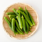 オクラ│生食も可能！栄養や下ごしらえのコツを紹介。切り方で変わる食感にも注目