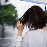 梅雨の湿気に負けない髪の毛へ！悩み別の対策やおすすめのアイテムを紹介