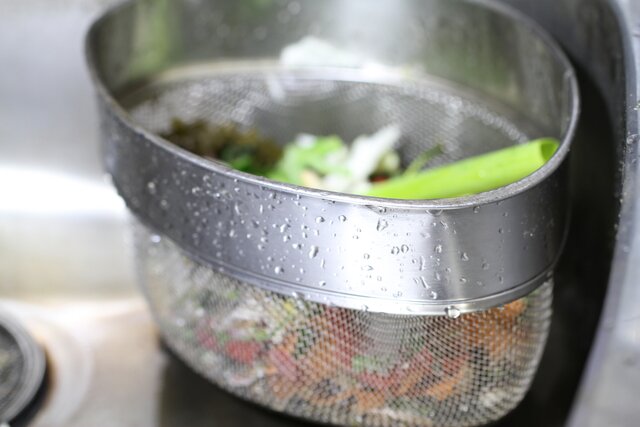 生ゴミのニオイを抑えたいなら捨て方に工夫を！ 重曹や酢を使った消臭対策も