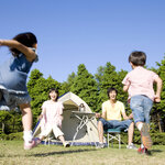 家族で楽しむアウトドアの遊び7選。100均で買えるおもちゃ、便利アイテムも紹介