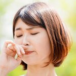【秋の花粉症対策】ブタクサや身近な草に注意！風邪との症状比較もチェック