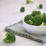 【レシピ】ブロッコリーが主役の料理！ベストなゆで時間や水切りのコツ