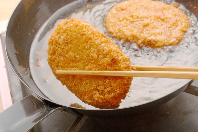 フライパンで揚げ物をするコツ!少ない油で手軽に調理&片付けも楽々