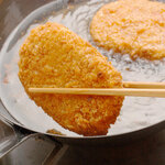 フライパンで揚げ物をするコツ！少ない油で手軽に調理＆片付けも楽々