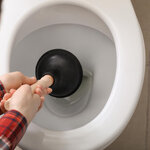 トイレの詰まりに困ったら？原因や症状、自分でできる直し方を紹介