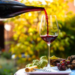 ボージョレ・ヌーヴォーとは？2023年の解禁日や楽しみ方、合う料理を紹介