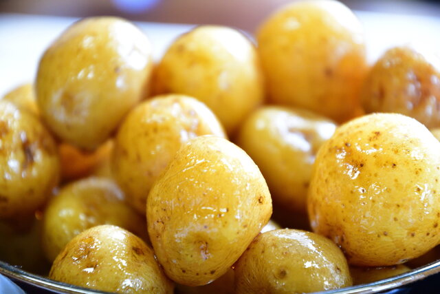 レンジで簡単！新じゃがの加熱方法と注意点｜おいしい時短レシピも紹介