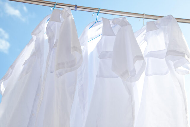 白い服やシャツの黄ばみの落とし方。簡単テクニックで襟・脇も白さをキープ！