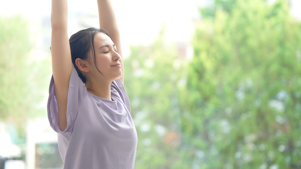 笑顔でストレッチする女性