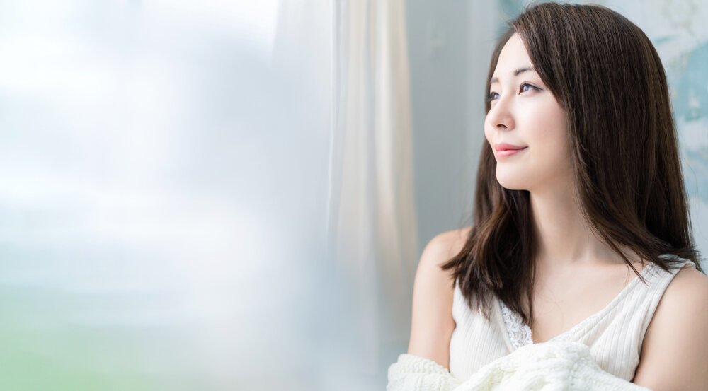 笑顔で前を見つめる女性