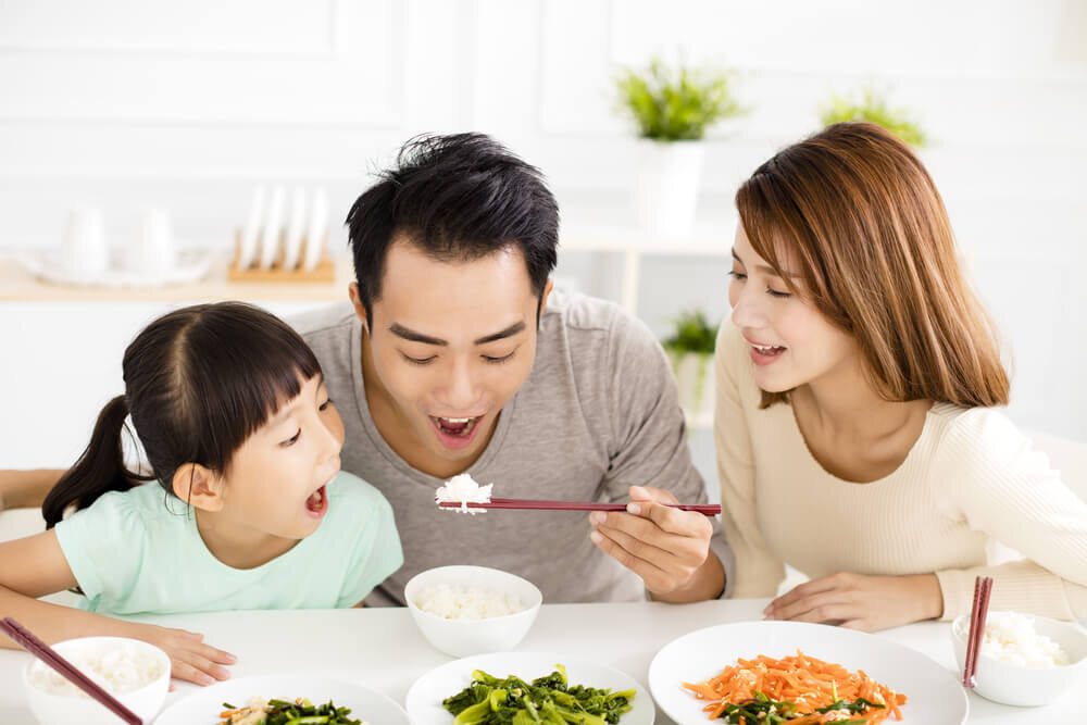 食卓を囲む家族