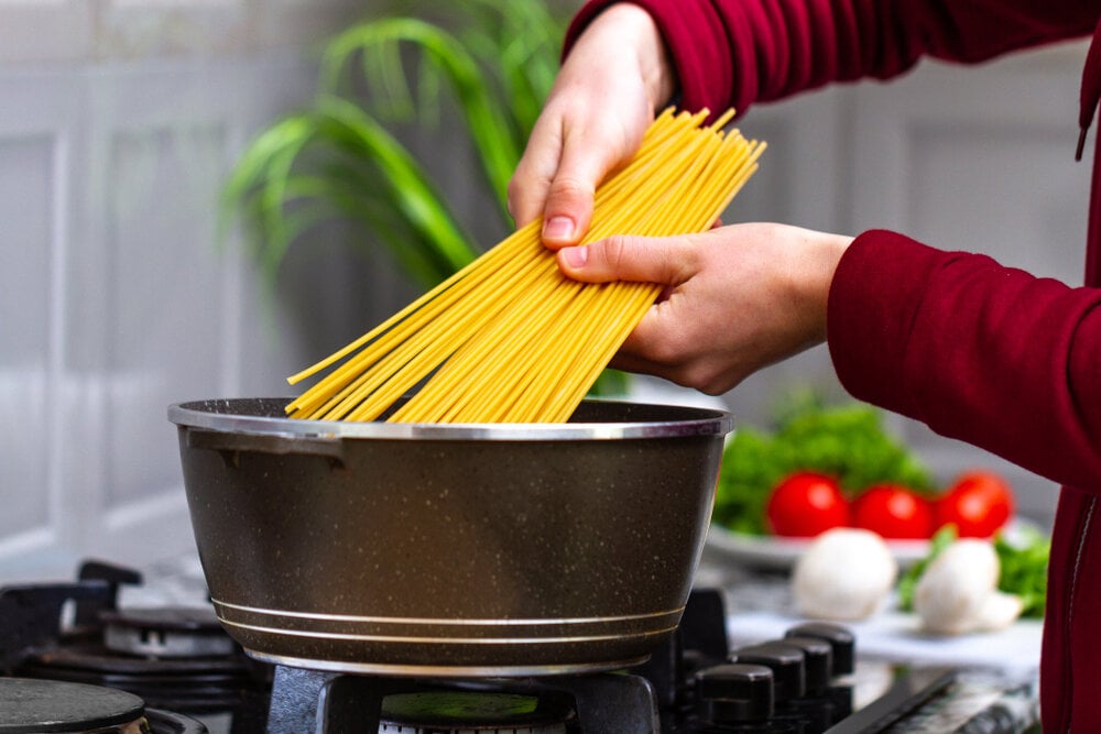 パスタを鍋に入れる写真