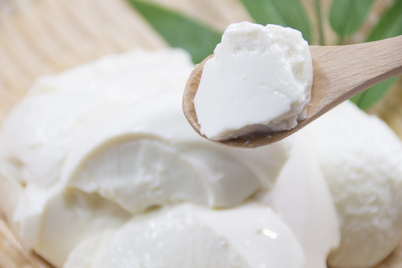 【管理栄養士監修】離乳食の豆腐は冷凍保存していい？ボソボソしないコツや注意点