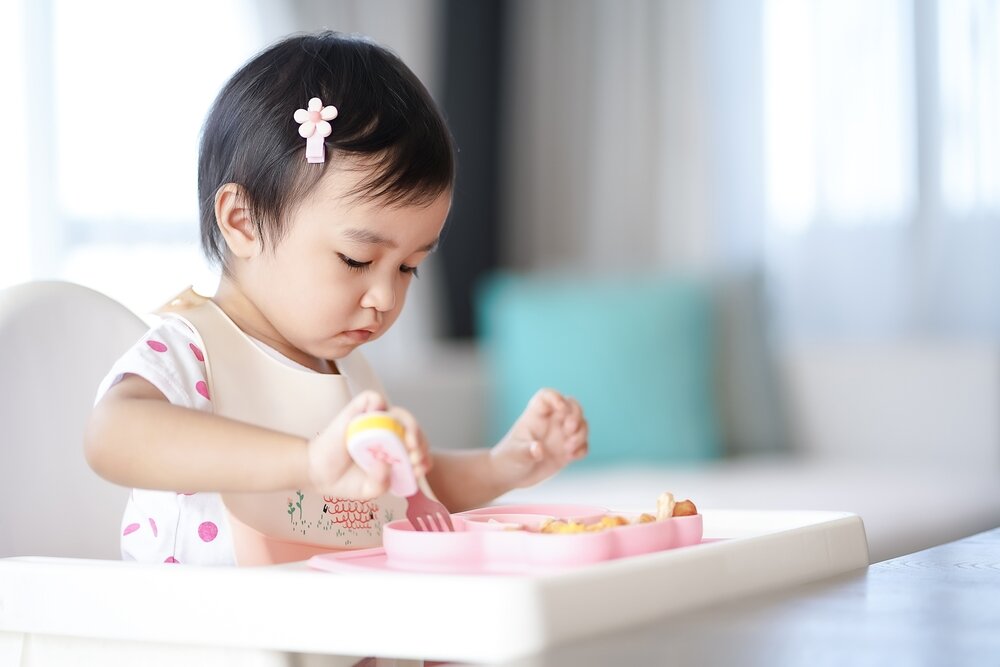 自分でご飯を食べる赤ちゃん