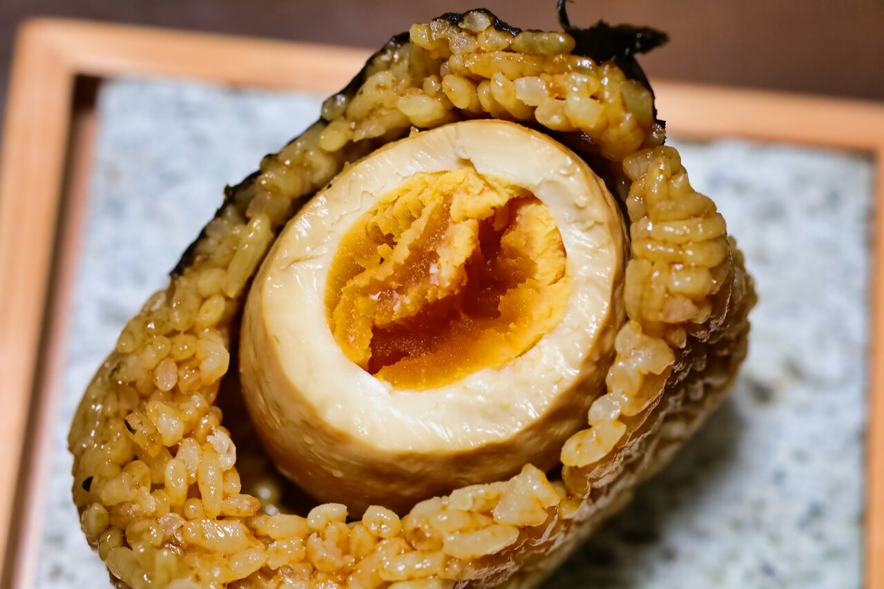煮卵の入ったおにぎり