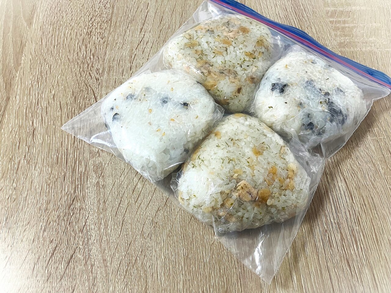 冷凍保存袋に入ったおにぎり