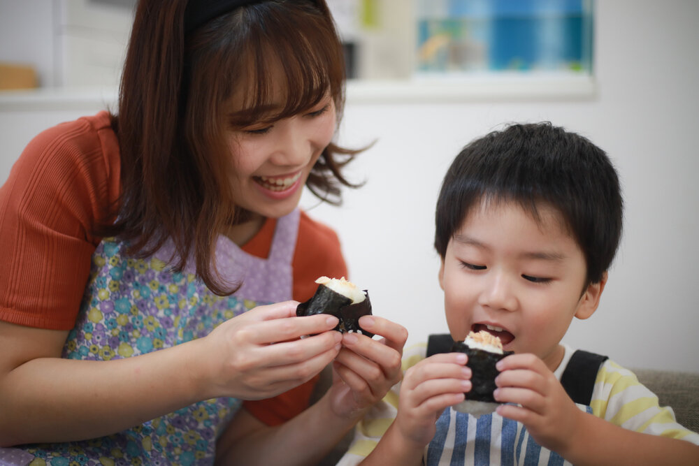 おにぎりを食べる親子