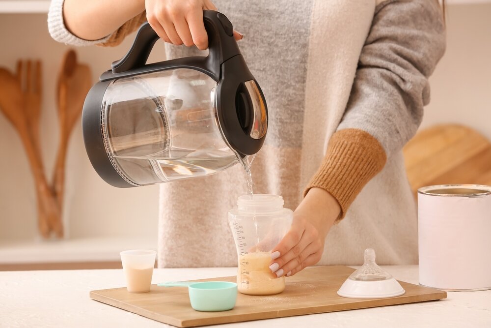 粉ミルクにお湯を注ぐ女性
