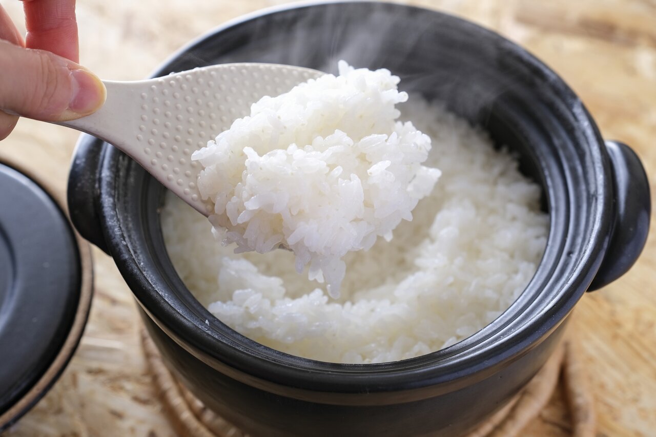 湯気が立ちのぼる土鍋ご飯
