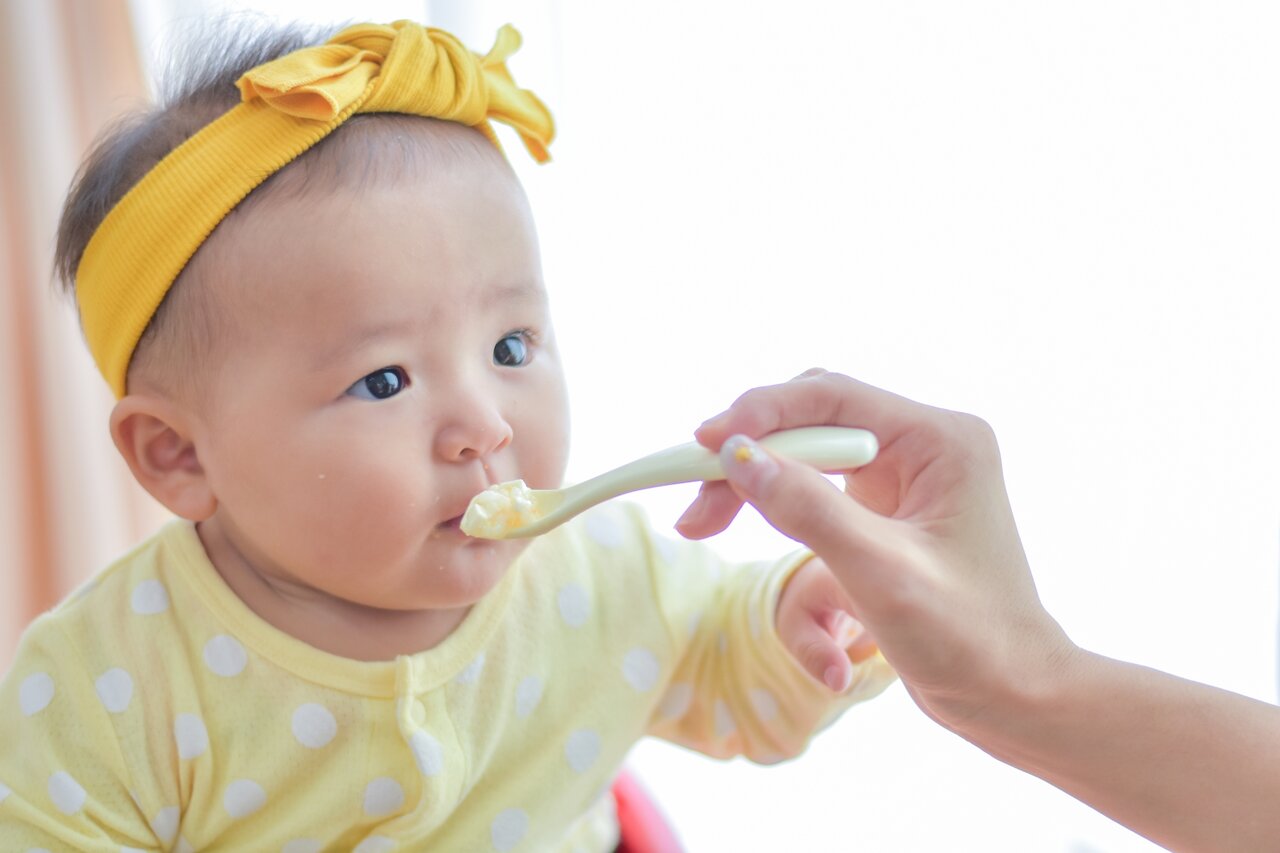離乳食を食べさせてもらう赤ちゃん