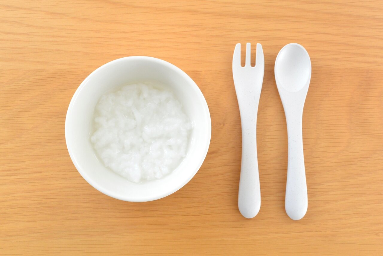 お粥とベビー用のスプーン