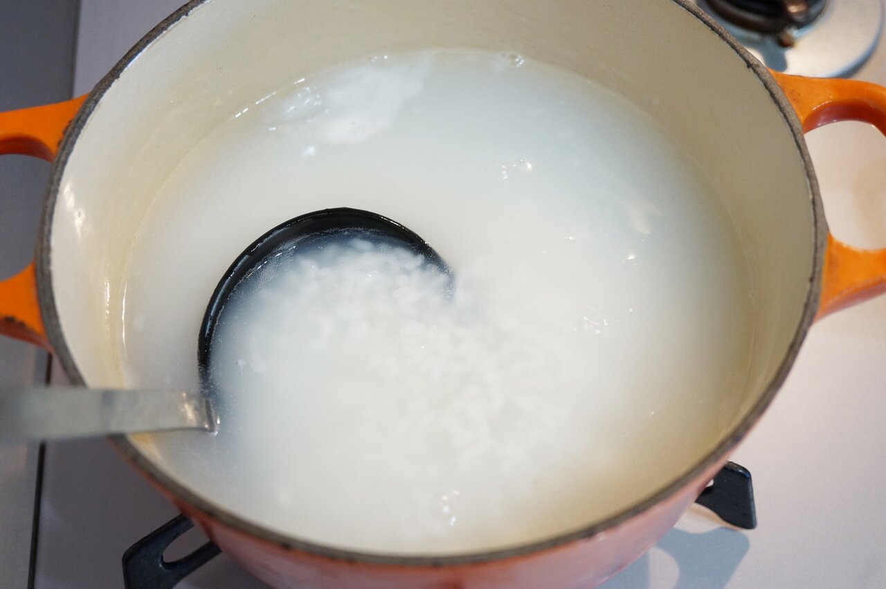 鍋でお粥を作る様子