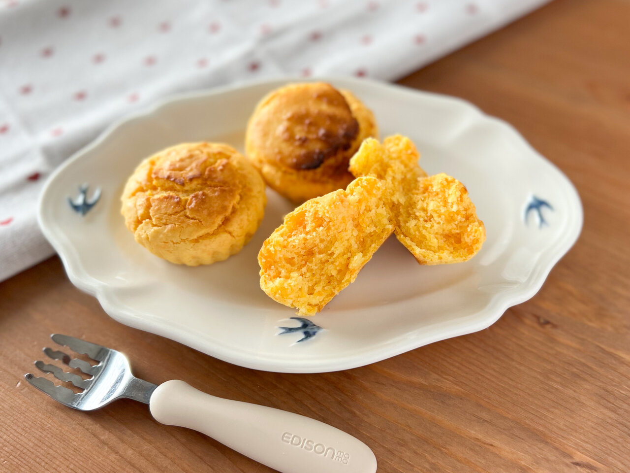 お皿に盛られた離乳食のおやき