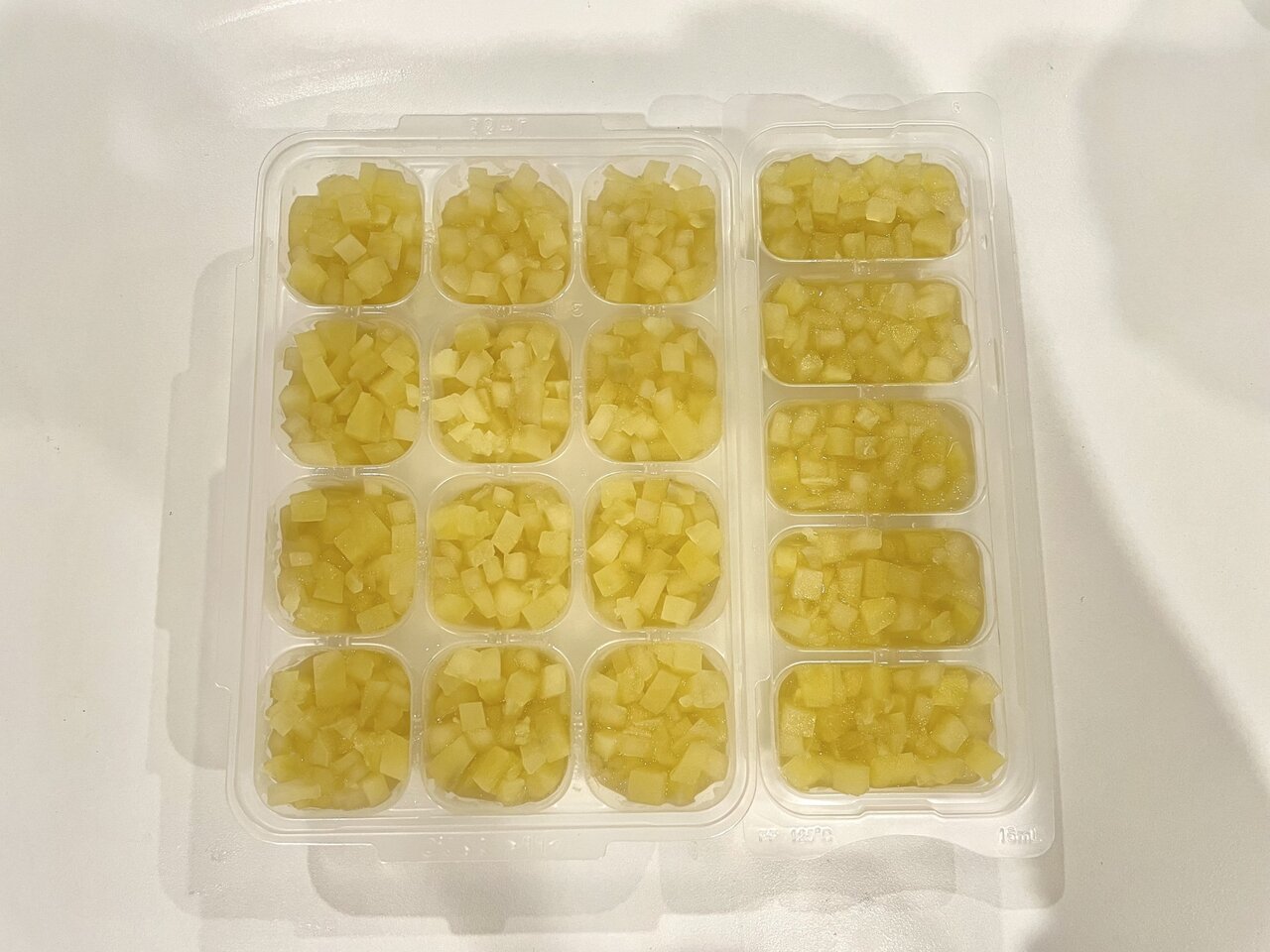 製氷皿に盛られたさつまいもの離乳食