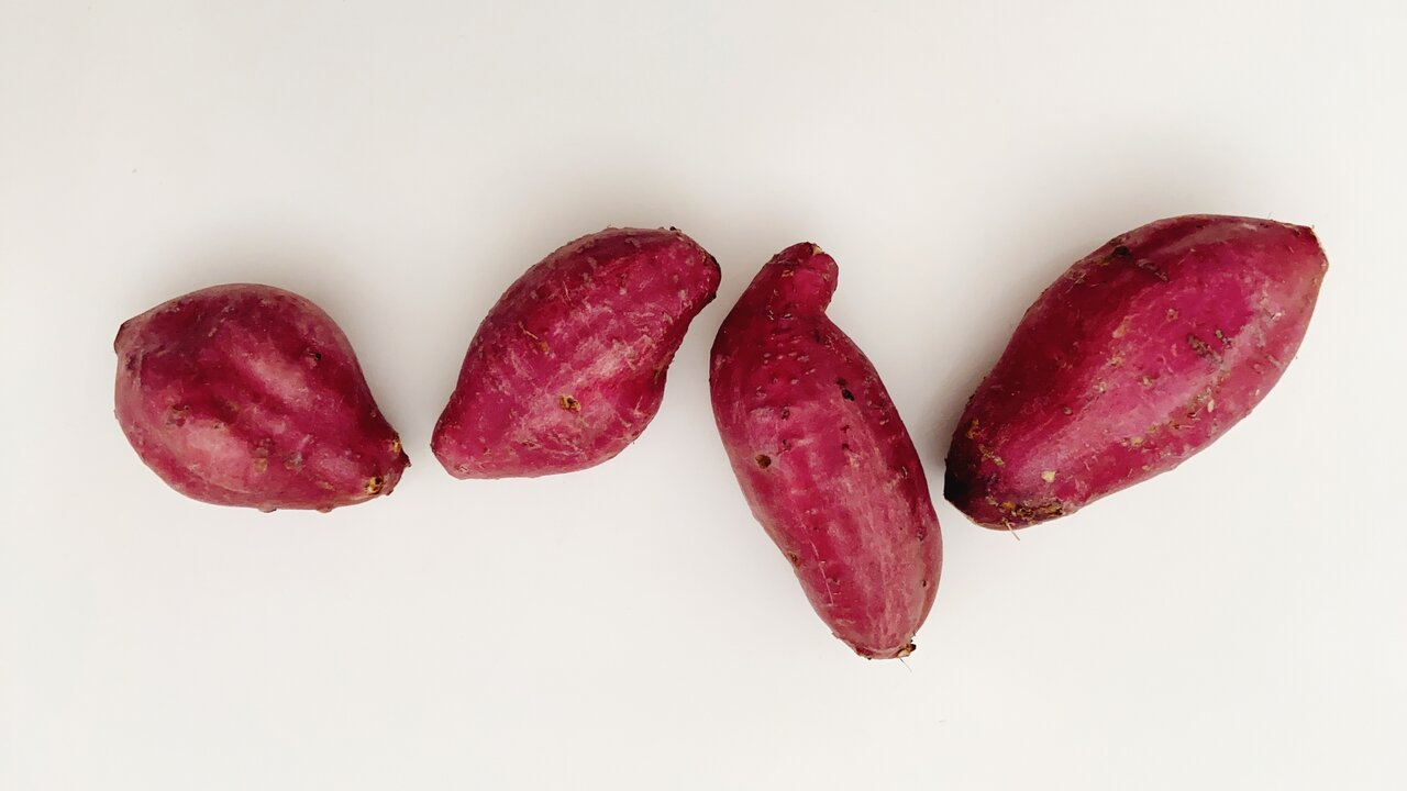 4つ並んだ種類の違うさつまいも