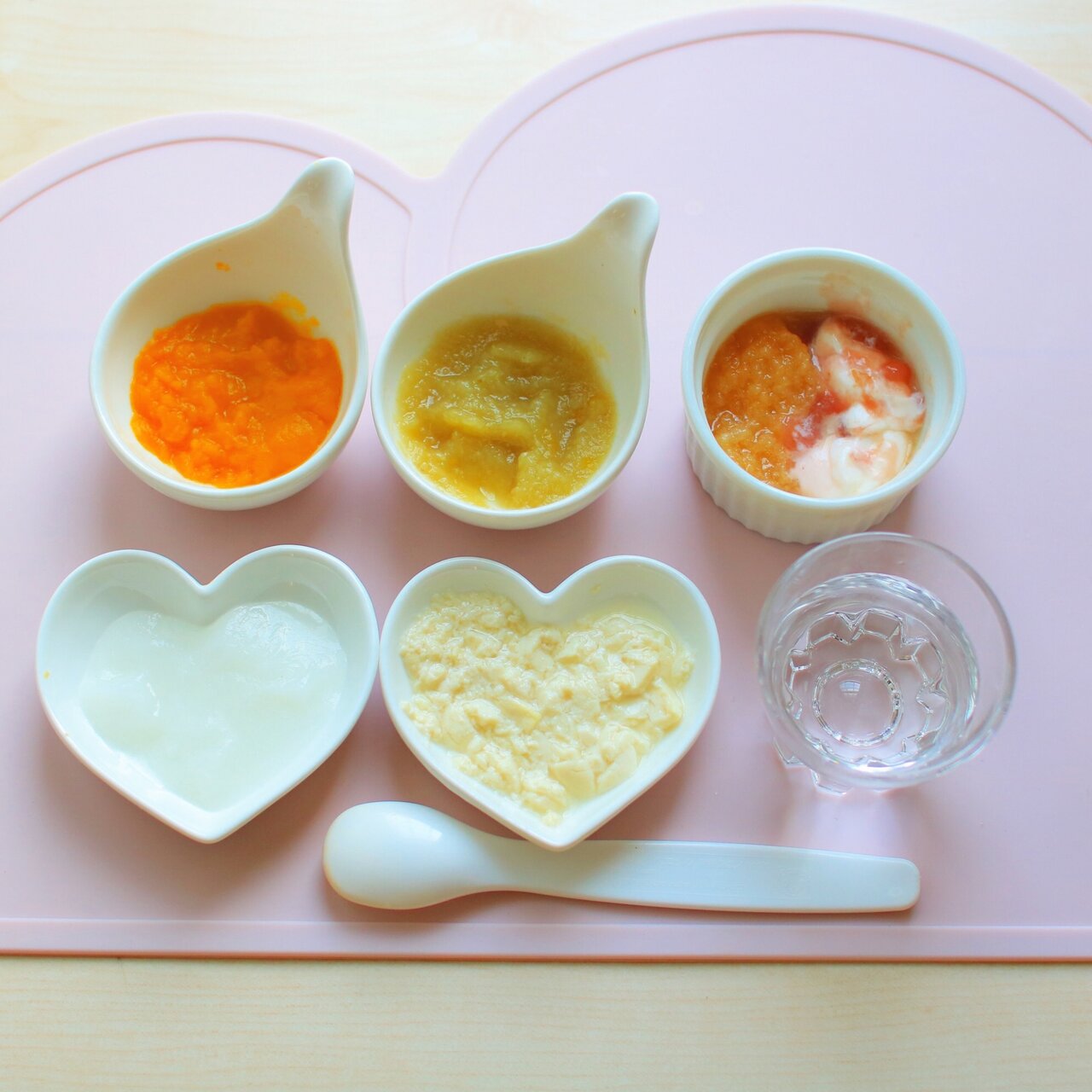 たくさん並んだペースト状の離乳食