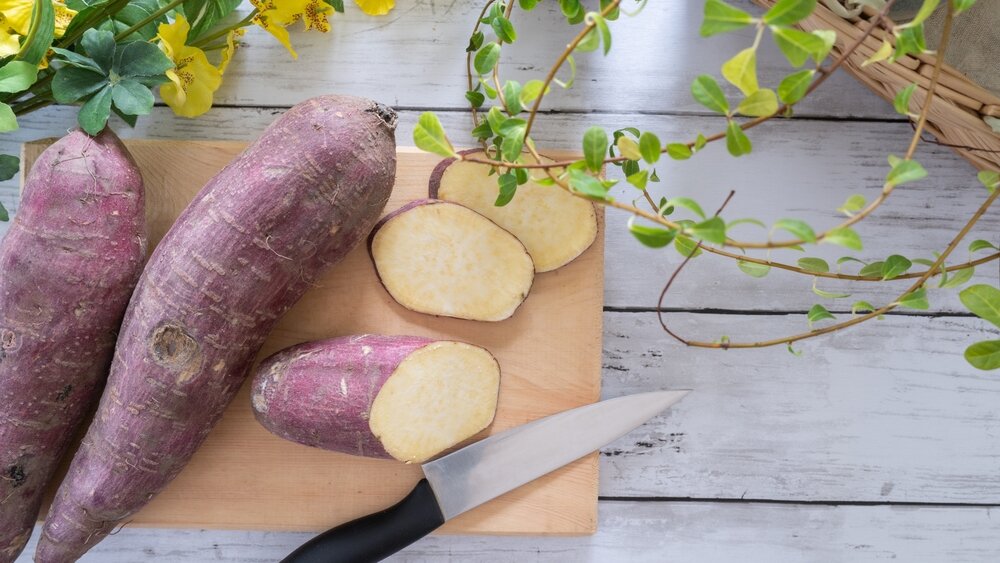 まな板に乗ったさつまいも