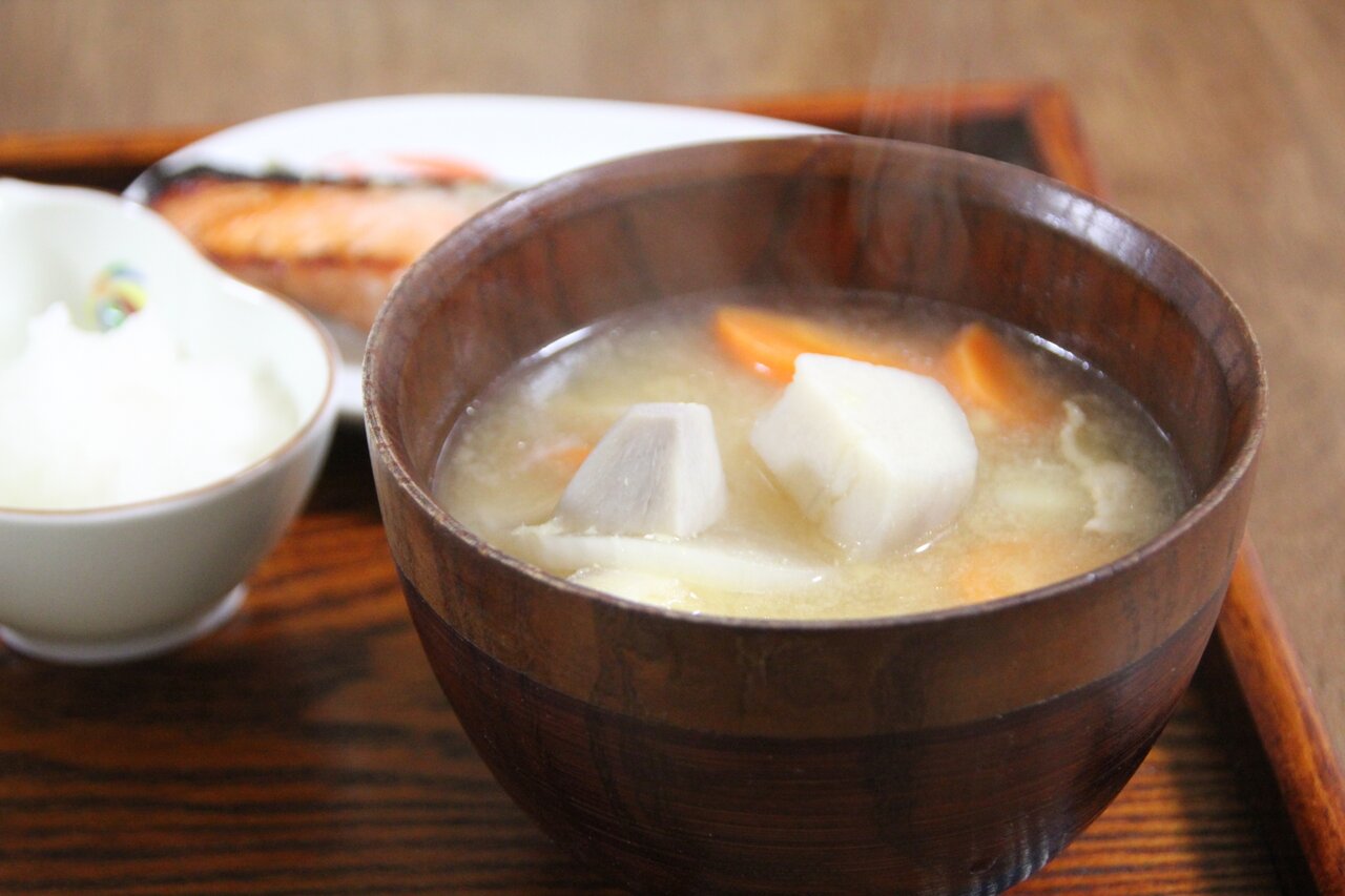 湯気が立ちのぼる味噌汁