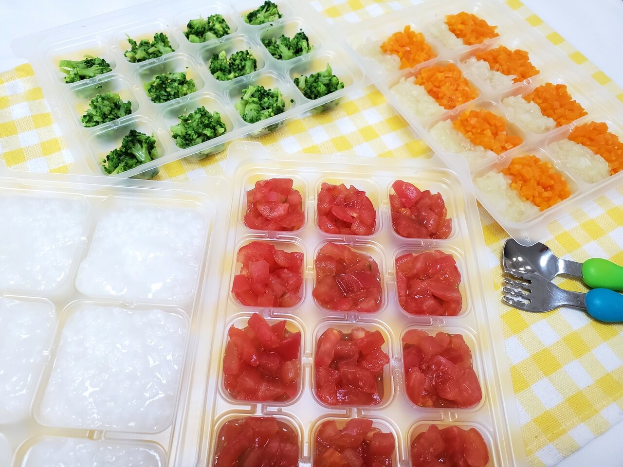 製氷皿に入ったたくさんの離乳食