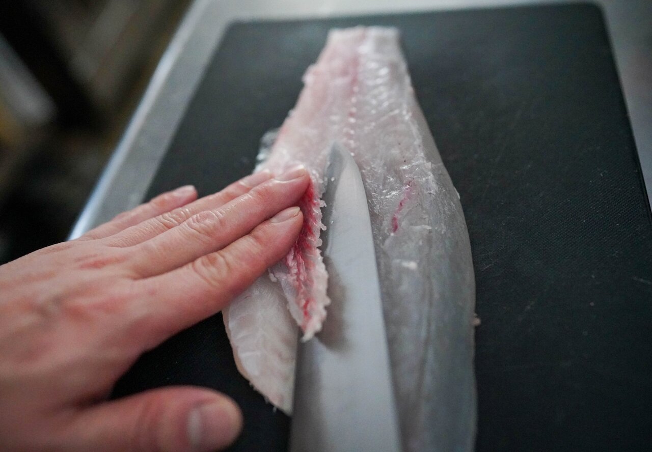 魚を丁寧に下処理する