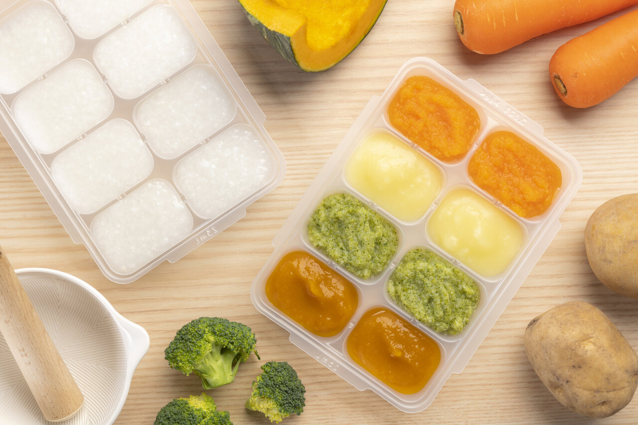 製氷皿に入ったおかゆと野菜