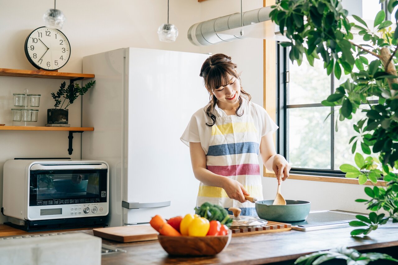 キッチンで料理する女性
