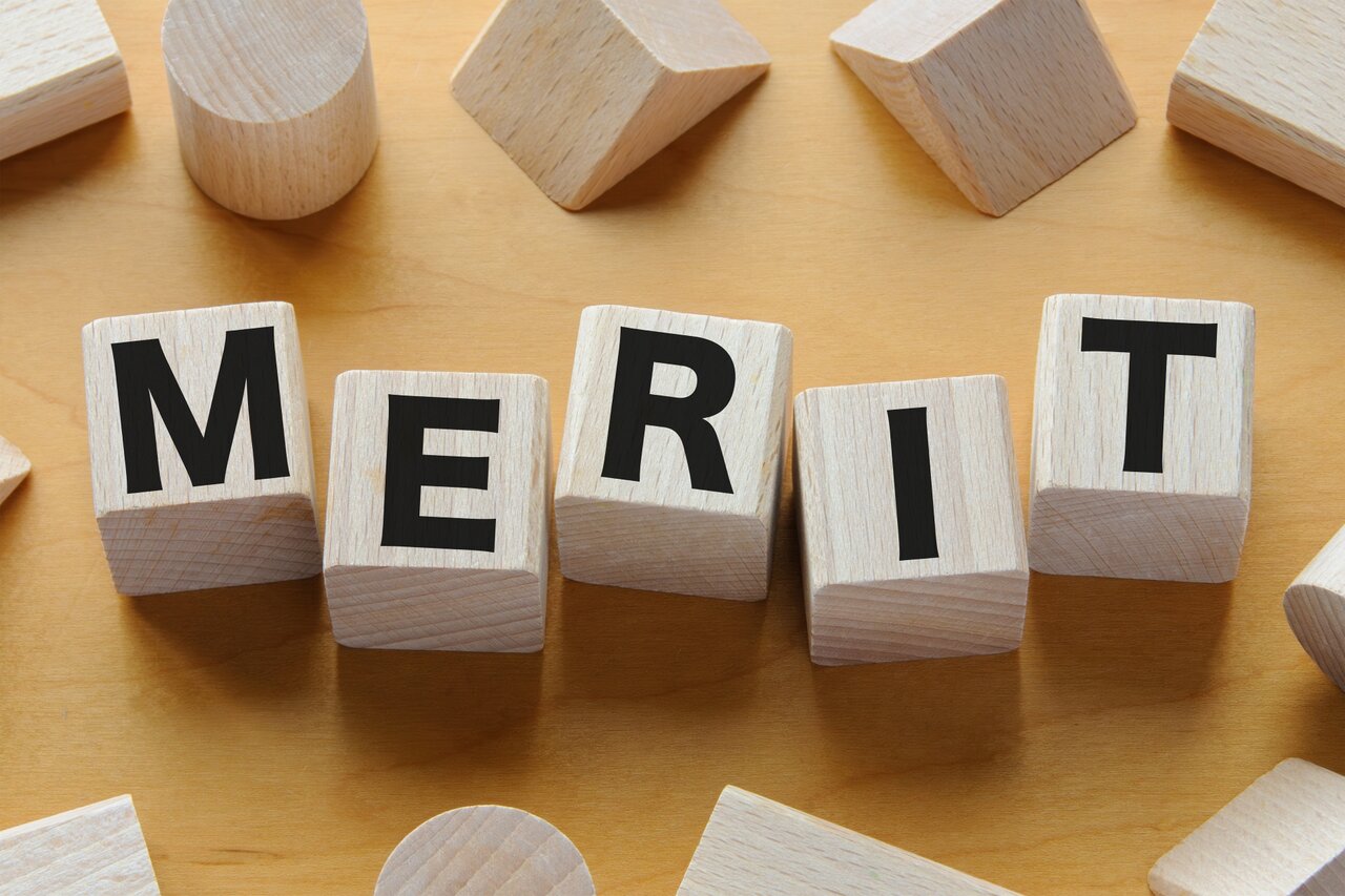 木製キューブに描かれた文字