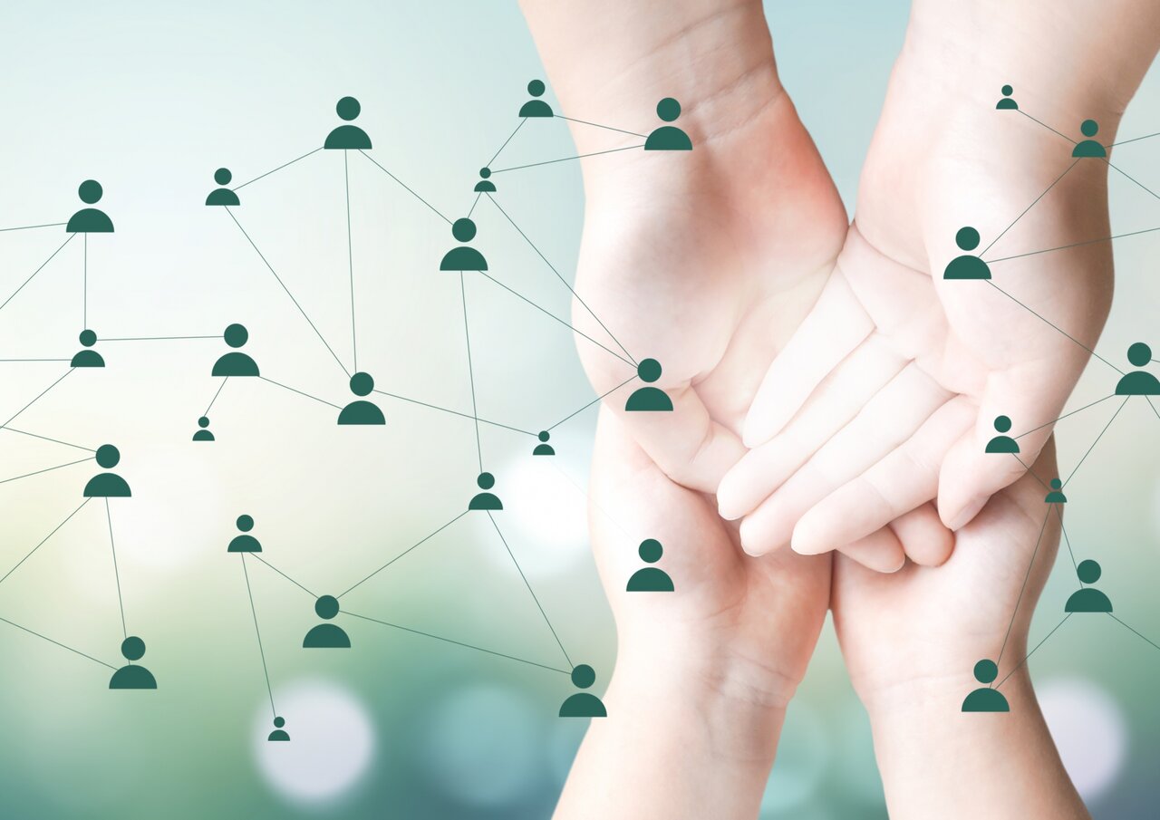 支え合う手と多くの人がつながるネットワーク