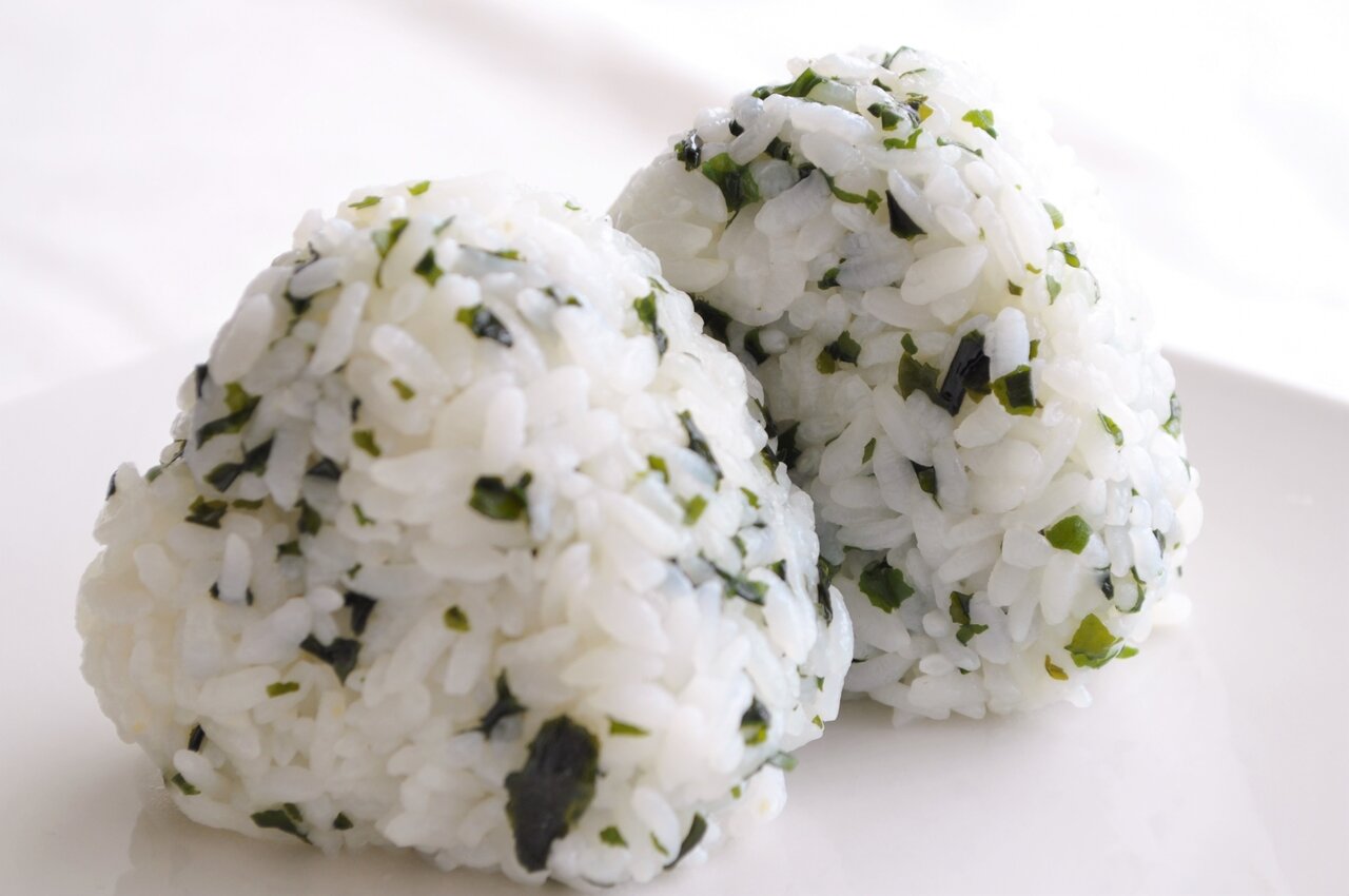 2つ並んだわかめおにぎり