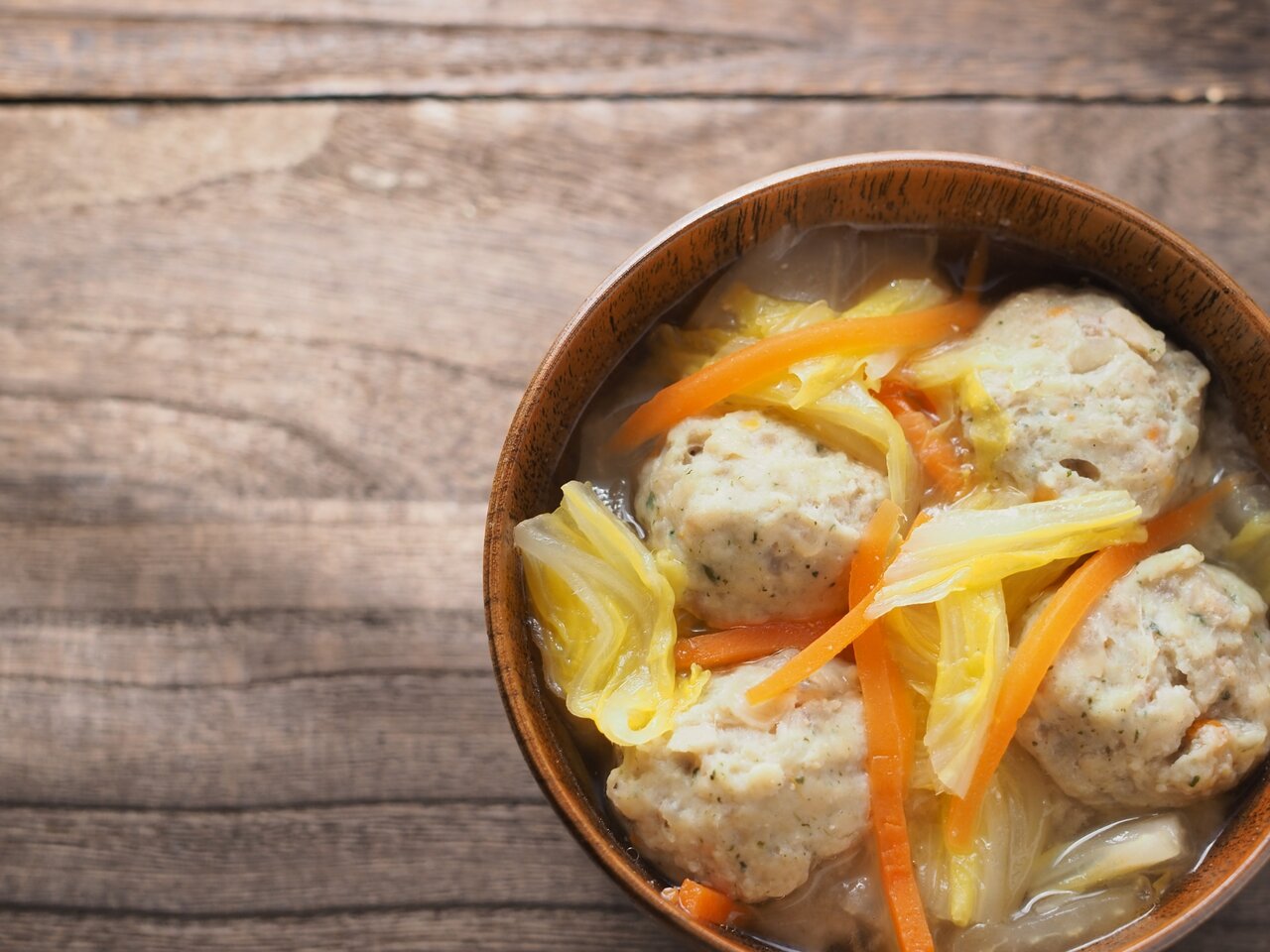 お椀に入った肉だんごと野菜のスープ