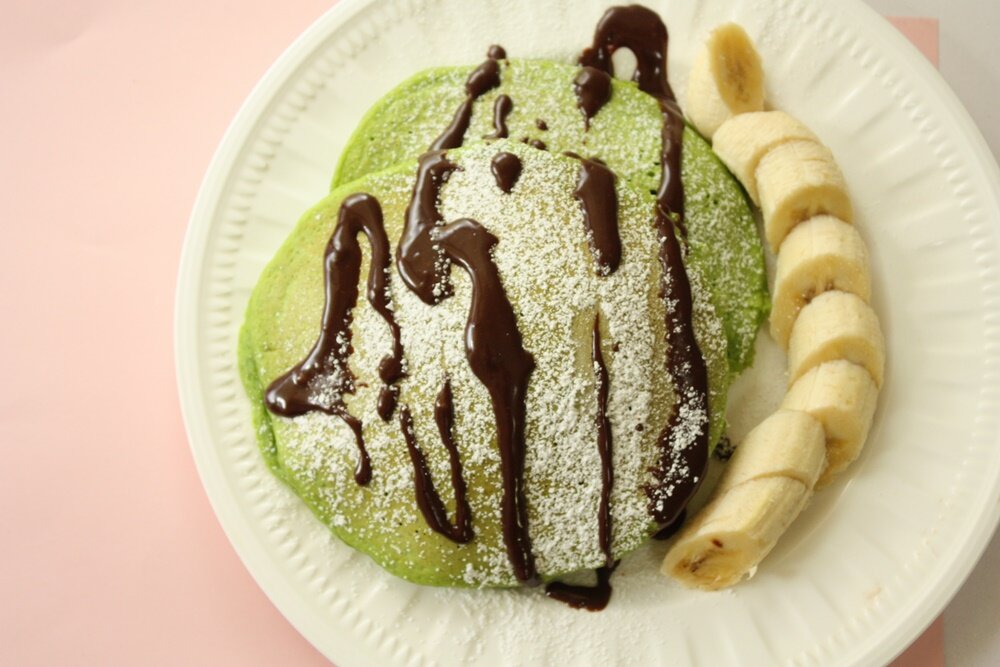 チョコソースがかかったほうれん草とバナナのパンケーキ