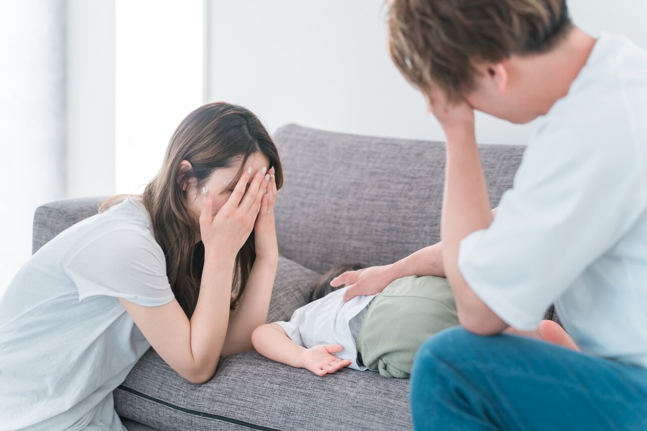 子育てに頭を抱えるママとパパ