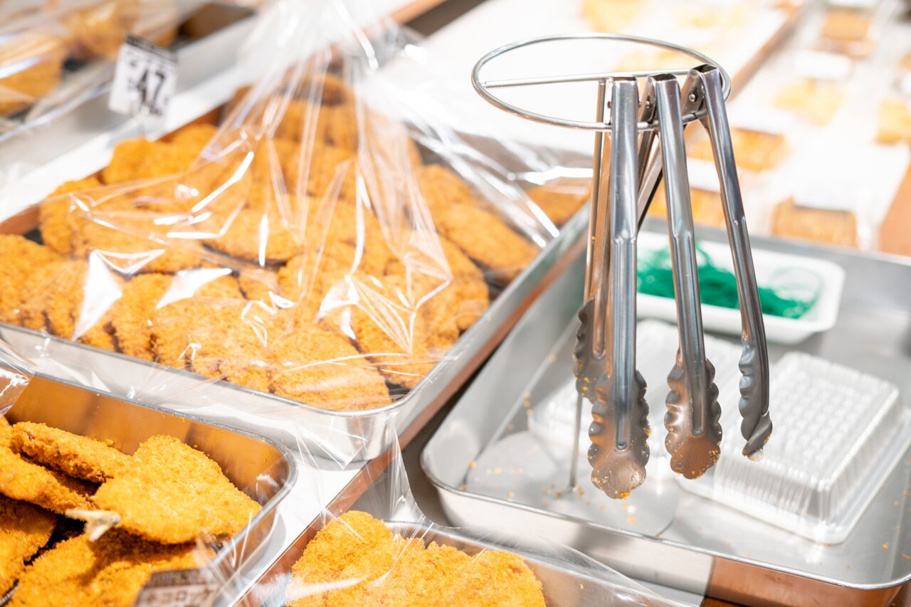 スーパーの揚げ物の惣菜コーナー